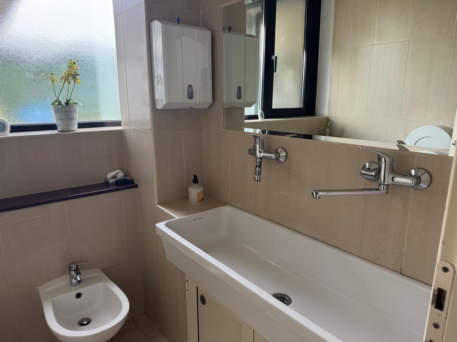 Bagno ripreso durante un lavoro di pulizia